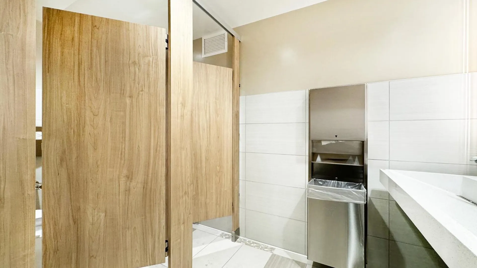 Aloha Vibes With Ocean Views, Near Beach & Parking! Honolulu