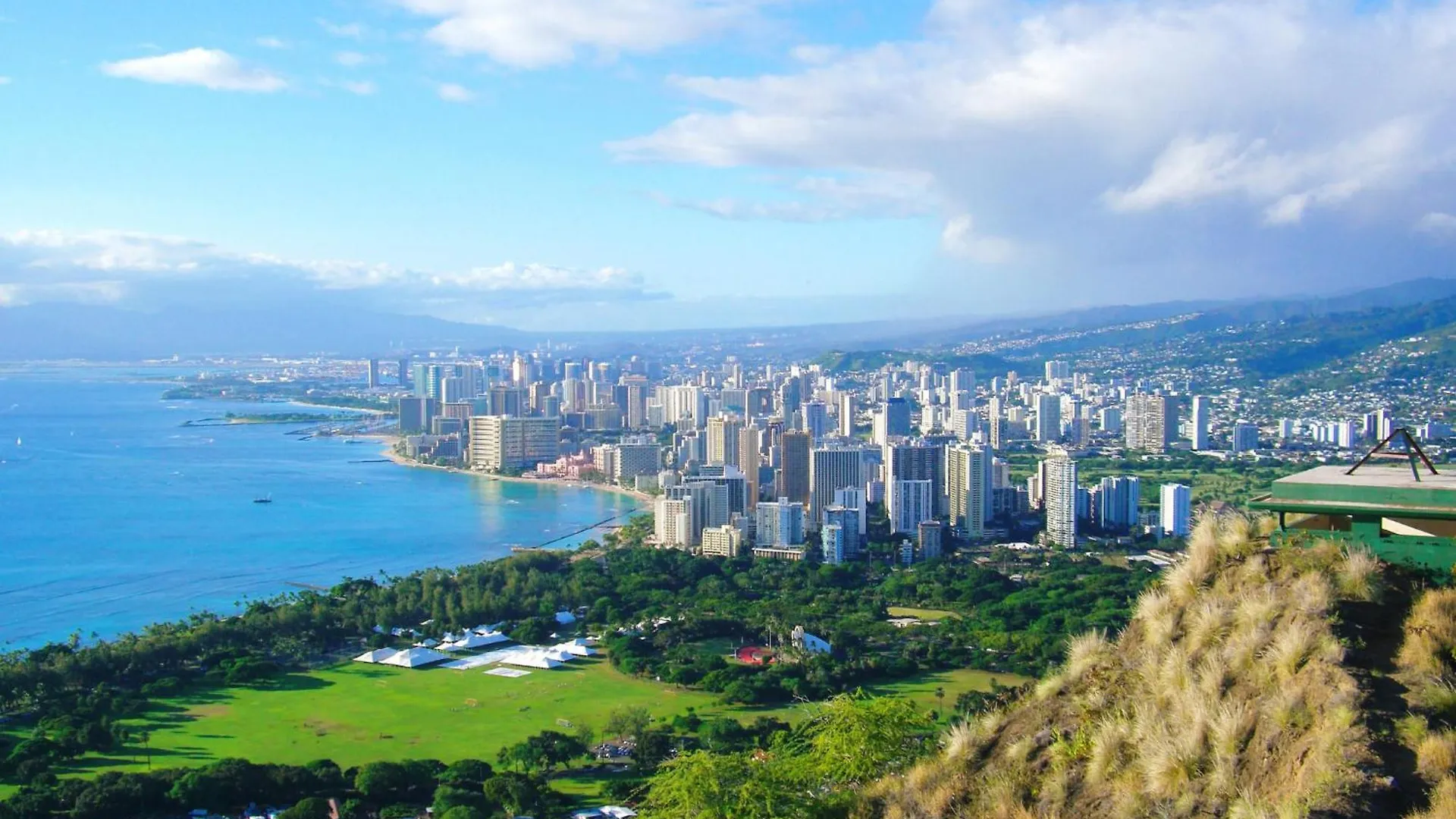 Aloha Vibes With Ocean Views, Near Beach & Parking! Honolulu