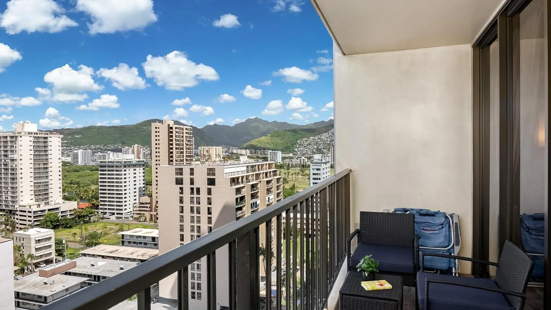 Aloha Vibes With Ocean Views, Near Beach & Parking! Honolulu Apartmán