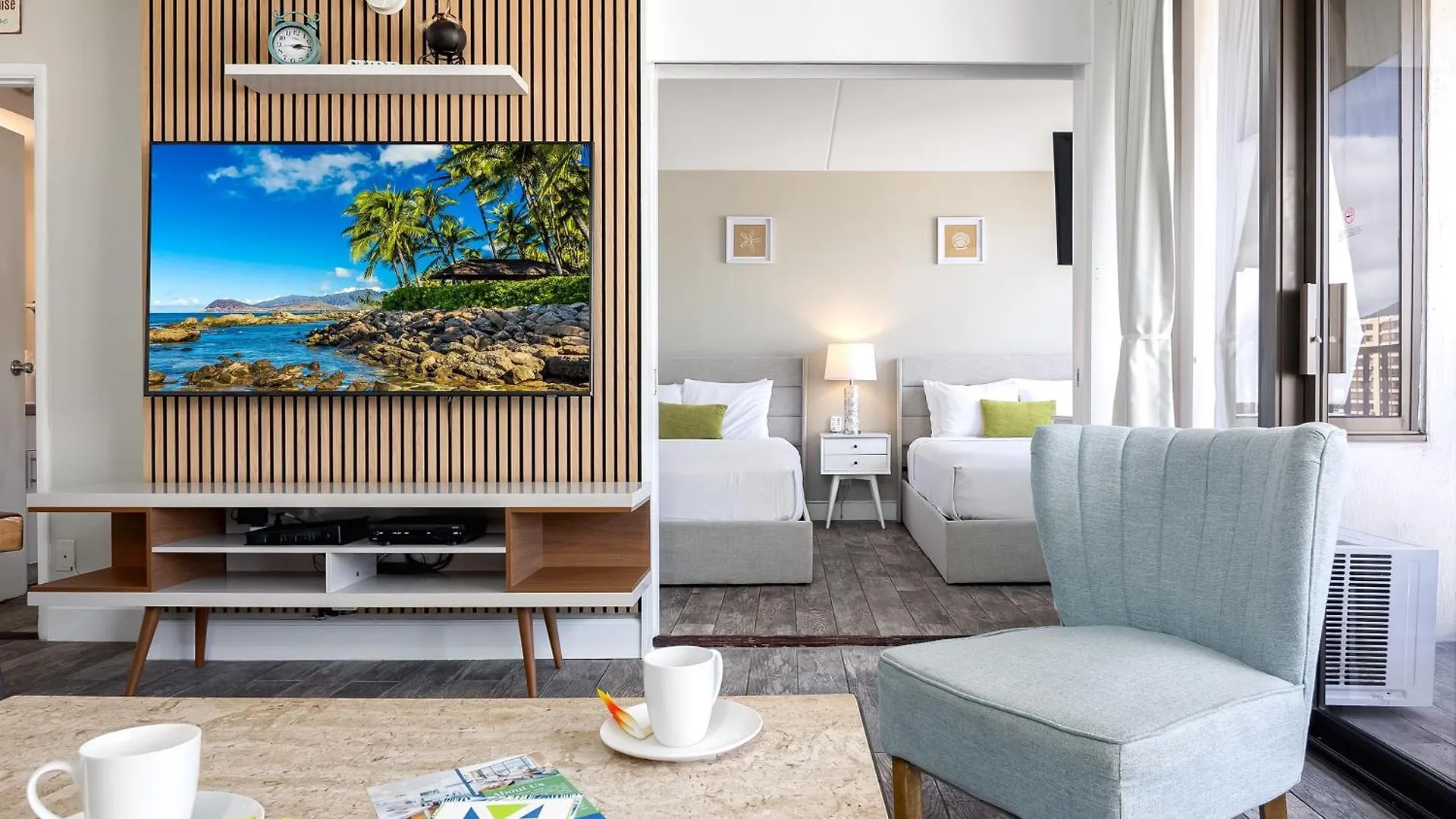 Aloha Vibes With Ocean Views, Near Beach & Parking! Honolulu