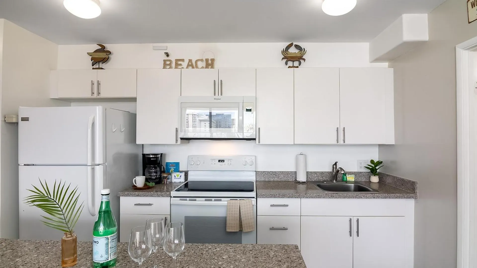 Aloha Vibes With Ocean Views, Near Beach & Parking! Honolulu 0*,  USA