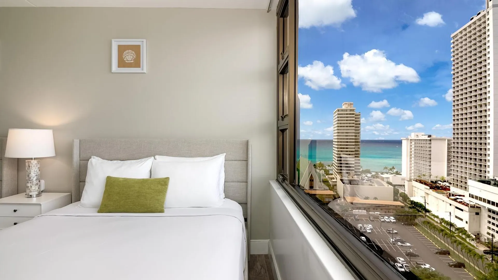 Aloha Vibes With Ocean Views, Near Beach & Parking! Honolulu